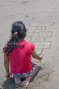 Fair Trade Photo Activity, Child, Colour image, Emotions, Felicidad sencilla, Girl, Happiness, Happy, People, Peru, Play, Playing, Sand, South America, Vertical