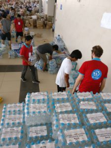 The FairMail Peru team helping out with the distribution of drinking water to the flood victims.