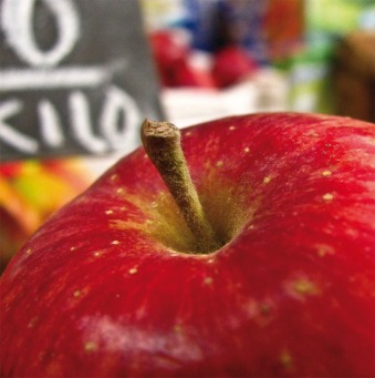 Fair Trade Photo Greeting Card Apple, Closeup, Colour image, Day, Details, Food and alimentation, Fruit, Fruits, Get well soon, Health, Horizontal, Market, Outdoor, Peru, Red, South America