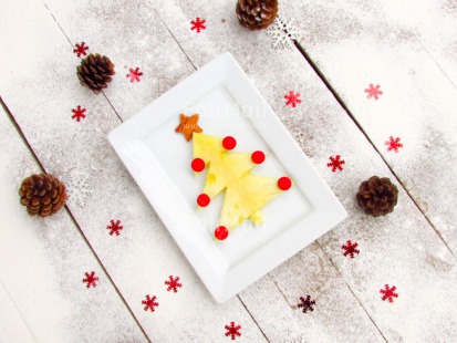 Fair Trade Photo Christmas, Colour image, Food and alimentation, Fruits, Horizontal, Peru, Pine, Pineapple, Plate, Red, Seasons, Snow, South America, Star, Table, Tree, White, Winter