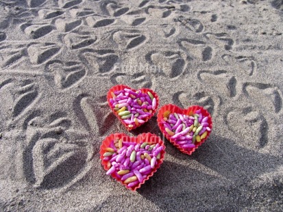 Fair Trade Photo Beach, Colour image, Cupcake, Food and alimentation, Heart, Horizontal, Love, Outdoor, Peru, Pink, Red, Sand, Seasons, South America, Summer, Sweets, Valentines day