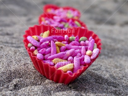 Fair Trade Photo Beach, Colour image, Cupcake, Food and alimentation, Heart, Horizontal, Love, Outdoor, Peru, Pink, Red, Sand, Seasons, South America, Summer, Sweets, Valentines day