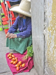 Fair Trade Photo Activity, Agriculture, Colour image, Dailylife, Entrepreneurship, Food and alimentation, Looking away, Market, Multi-coloured, One woman, Outdoor, People, Peru, Portrait fullbody, Rural, Saleswoman, Selling, Sombrero, South America, Street, Streetlife, Vertical