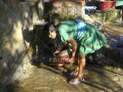 Fair Trade Photo Activity, Carrying, Clothing, Colour image, Dailylife, Green, Horizontal, Multi-coloured, One woman, Outdoor, People, Peru, Portrait halfbody, South America, Streetlife, Traditional clothing, Water, Working