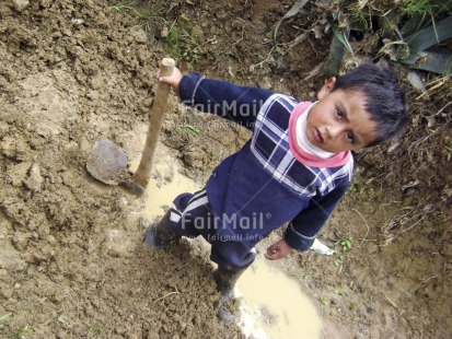 Fair Trade Photo Activity, Child labour, Colour image, Dailylife, Digging, Horizontal, Looking at camera, Multi-coloured, Nature, One boy, One child, Outdoor, People, Peru, Portrait fullbody, Social issues, South America, Streetlife
