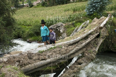 Fair Trade Photo Activity, Clothing, Colour image, Cooperation, Day, Family, Friendship, Horizontal, Nature, Outdoor, People, Peru, Rural, South America, Together, Traditional clothing, Travel, Trust, Two children, Walking