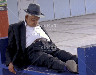 Fair Trade Photo Activity, Clothing, Colour image, Dailylife, Day, Funny, Hat, Horizontal, Old age, One man, Outdoor, People, Peru, Relaxing, Retirement, Sitting, Sleeping, South America, Street, Streetlife