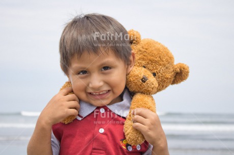 Fair Trade Photo Activity, Animals, Bear, Boy, Child, Colour image, Emotions, Felicidad sencilla, Friend, Friendship, Happiness, Happy, Horizontal, People, Peru, Play, Playing, Sea, Smiling, South America, Teddybear, Thank you