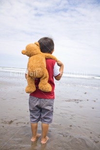 Fair Trade Photo Animals, Bear, Boy, Child, Colour image, Emotions, Felicidad sencilla, Friend, Friendship, Happiness, Happy, New beginning, People, Peru, Sea, South America, Teddybear, Vertical