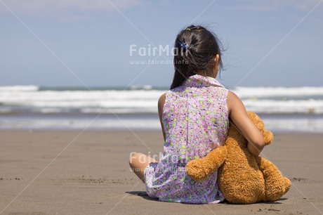 Fair Trade Photo Animals, Beach, Bear, Child, Colour image, Emotions, Felicidad sencilla, Friend, Friendship, Girl, Happiness, Happy, Horizontal, People, Peru, Sea, Sorry, South America, Teddybear