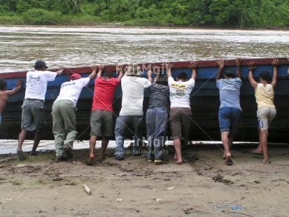 Fair Trade Photo Boat, Casual clothing, Clothing, Colour image, Cooperation, Group of men, Horizontal, People, Peru, River, Rural, South America, Strength, Together, Water, Work
