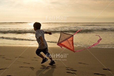 Fair Trade Photo Activity, Beach, Boy, Child, Colour image, Congratulations, Emotions, Felicidad sencilla, Happiness, Happy, Holiday, Horizontal, Kite, People, Peru, Play, Playing, Sea, South America, Sunset