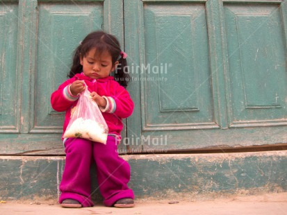 Fair Trade Photo 5-10 years, Activity, Casual clothing, Clothing, Dailylife, Day, Horizontal, Latin, One girl, Outdoor, People, Peru, Portrait fullbody, Sitting, South America, Streetlife