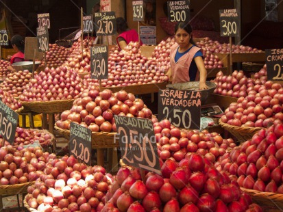 Fair Trade Photo 15-20 years, Activity, Child labour, Colour image, Food and alimentation, Horizontal, Latin, Looking at camera, Market, One girl, Onion, People, Peru, Portrait halfbody, Red, Selling, South America