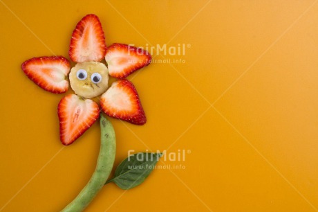 Fair Trade Photo Closeup, Colour image, Flower, Food and alimentation, Fruits, Funny, Peru, Smile, South America, Strawberry, Studio