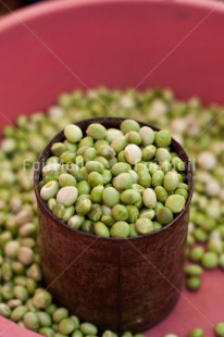 Fair Trade Photo Bean, Colour image, Entrepreneurship, Ethnic-folklore, Food and alimentation, Health, Market, Pea, Peru, South America, Vertical