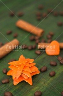 Fair Trade Photo Christmas, Christmas decoration, Christmas tree, Cinnamon, Coffee, Colour image, Food and alimentation, Fruits, Green, Heart, Orange, Peru, South America, Vertical