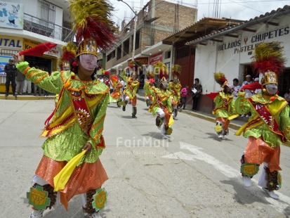 Fair Trade Photo Carnaval, Clothing, Colour image, Costume, Dancing, Ethnic-folklore, Festivals and Performances, Food and alimentation, Fruits, Green, Group of People, Horizontal, Orange, Outdoor, People, Peru, South America, Streetlife, Traditional clothing, Travel, Yellow