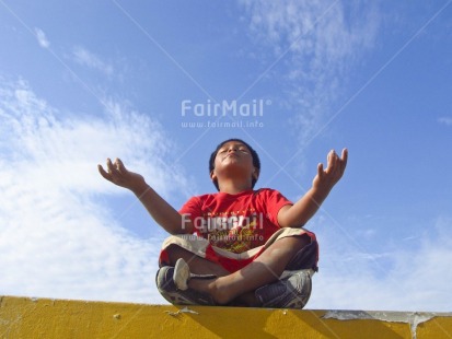 Fair Trade Photo 10-15 years, Activity, Colour image, Horizontal, Latin, One boy, Outdoor, Peace, People, Peru, Portrait fullbody, Relaxing, Sitting, South America, Spirituality, Wellness, Yoga