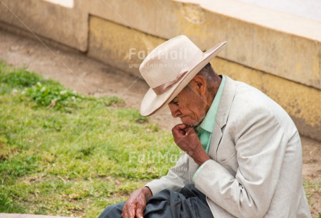 Fair Trade Photo Colour image, Dailylife, Horizontal, Old age, One man, People, Peru, South America, Streetlife, Thinking