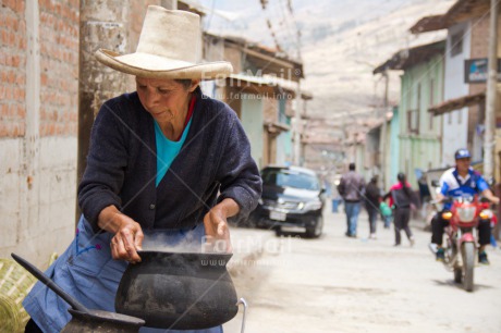 Fair Trade Photo Activity, Colour image, Cooking, Dailylife, Entrepreneurship, Food and alimentation, Horizontal, One woman, People, Peru, Selling, South America, Streetlife