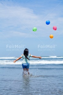 Fair Trade Photo Activity, Balloon, Beach, Child, Colour image, Congratulations, Emotions, Felicidad sencilla, Girl, Happiness, Happy, Holiday, Jump, Jumping, New beginning, People, Peru, Play, Playing, Sea, South America, Vertical