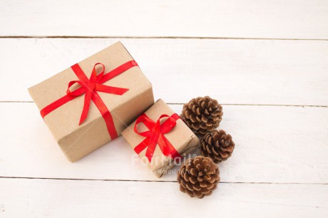 Fair Trade Photo Christmas, Colour image, Decoration, Gift, Horizontal, Indoor, Peru, Pine, Red, Ribbon, Seasons, South America, Table, White, Winter, Wood