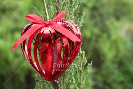 Fair Trade Photo Christianity, Christmas ball, Colour image, Decoration, Green, Hanging, Heart, Love, Marriage, Nature, Outdoor, Peru, Red, Seasons, South America, Valentines day, Wedding, Winter