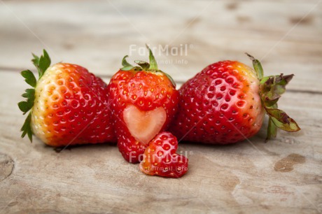 Fair Trade Photo Closeup, Colour image, Food and alimentation, Fruits, Green, Heart, Peru, Red, South America, Strawberry, Valentines day