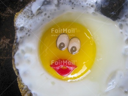 Fair Trade Photo Artistique, Closeup, Colour image, Easter, Egg, Face, Food and alimentation, Friendship, Funny, Horizontal, Peru, Red, Smile, South America, Yellow