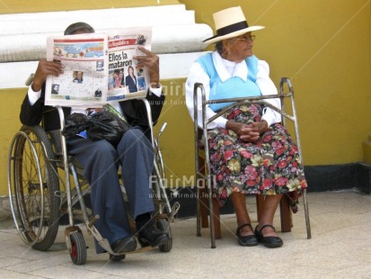 Fair Trade Photo Activity, Colour image, Dailylife, Funny, Health, Horizontal, Latin, Newspaper, Old age, People, Peru, Reading, Relaxing, South America, Street, Streetlife, Together