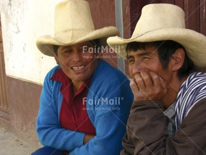 Fair Trade Photo 30-35 years, Activity, Casual clothing, Clothing, Colour image, Communication, Dailylife, Ethnic-folklore, Hat, Horizontal, Looking away, One man, One woman, People, Peru, Portrait halfbody, Relaxing, Sombrero, South America, Street, Streetlife, Talking