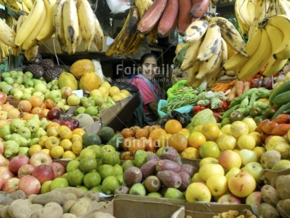 Fair Trade Photo Activity, Apple, Banana, Colour image, Colourful, Dailylife, Entrepreneurship, Food and alimentation, Fruits, Horizontal, Looking at camera, Market, Multi-coloured, One woman, Orange, People, Peru, Portrait halfbody, Saleswoman, Selling, Smiling, South America, Working