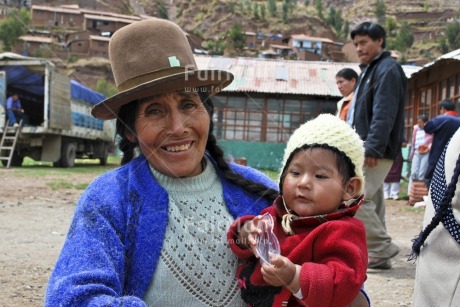 Fair Trade Photo Activity, Care, Clothing, Colour image, Dailylife, Ethnic-folklore, Family, Hat, Horizontal, Looking at camera, Love, Market, Multi-coloured, One boy, One woman, Outdoor, People, Peru, Portrait halfbody, Smile, Smiling, South America, Streetlife