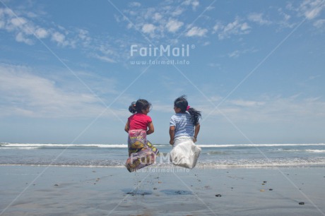 Fair Trade Photo Activity, Beach, Child, Colour image, Emotions, Felicidad sencilla, Friend, Friendship, Girl, Happiness, Happy, Holiday, Horizontal, New beginning, People, Peru, Play, Playing, Sea, Sister, South America