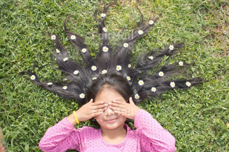 Fair Trade Photo Activity, Child, Colour image, Daisy, Emotions, Felicidad sencilla, Flower, Girl, Green, Hand, Happiness, Happy, Holiday, Horizontal, New beginning, People, Peru, Smiling, South America