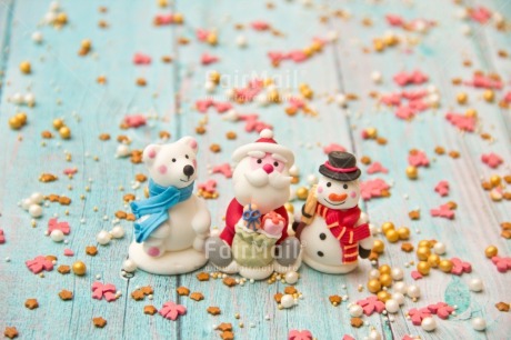 Fair Trade Photo Activity, Adjective, Blue, Celebrating, Christmas, Christmas decoration, Colour, Gold, Horizontal, Object, People, Pink, Present, Santaclaus, Snowman