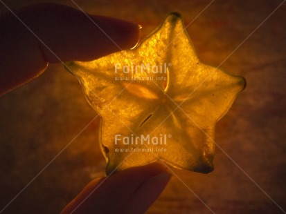 Fair Trade Photo Artistique, Christmas, Closeup, Colour image, Evening, Food and alimentation, Fruits, Hand, Horizontal, Indoor, Peru, South America, Star, Starfruit