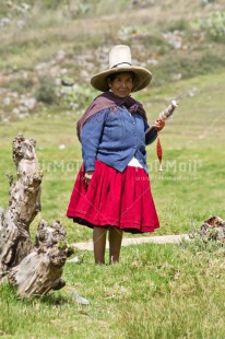 Fair Trade Photo Activity, Clothing, Colour image, Day, Ethnic-folklore, Latin, One woman, Outdoor, People, Peru, Rural, Sombrero, South America, Traditional clothing, Vertical, Weaving, Wool