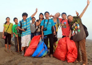 FairMail Peru team during beach clean-up