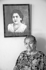 Angeles covering the elderly in Huanchaco