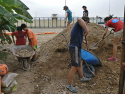 The FairMail Peru team in action helping to fill up the land of Angelica's collapsed house.